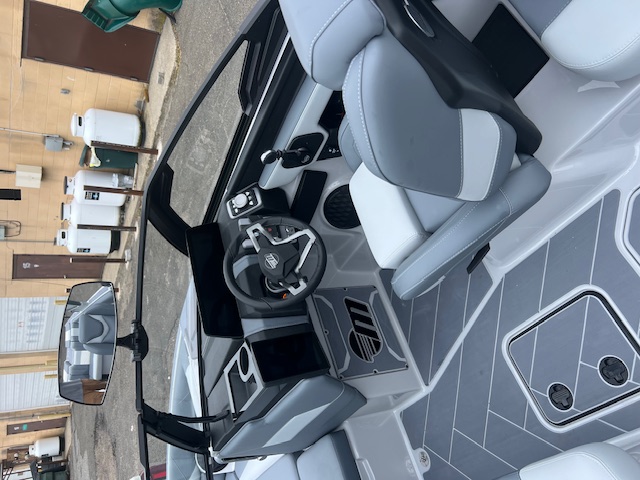 2025 Malibu 23 LSV Icon